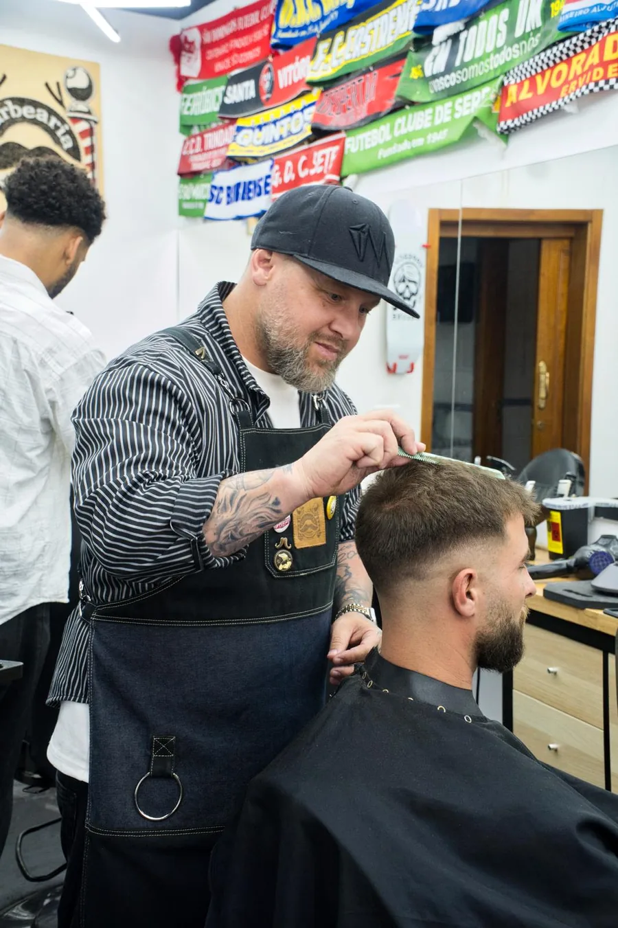 Barbeiro da Barbearia Paulino a trabalhar