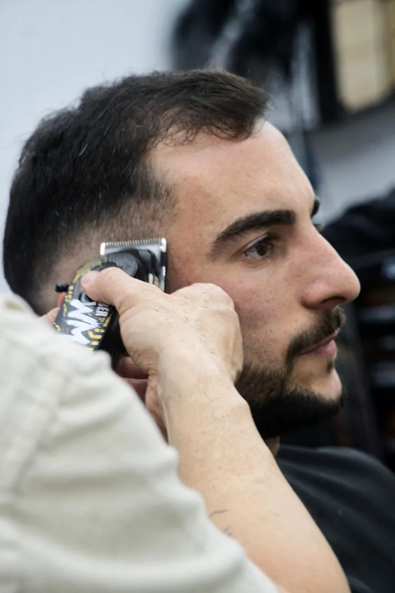 Detalhe de corte na Barbearia Paulino
