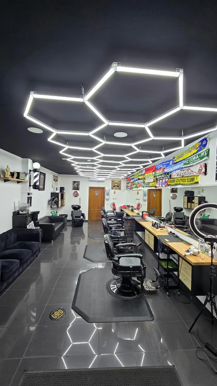 Interior da Barbearia Paulino em Beja